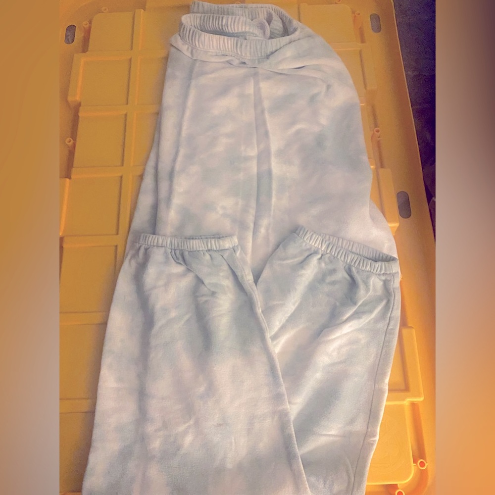 Women’s S sweatpants (light tie dye) color.